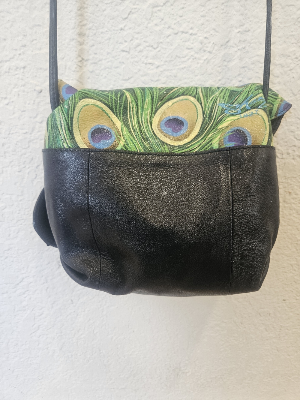 Sharif 1827 Hand-painted Peacock Feather Crossbody - Picture 6 of 13